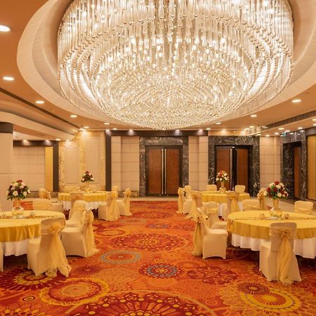 Отель Radisson Blu Kaushambi Delhi Ncr Газиабад Экстерьер фото
