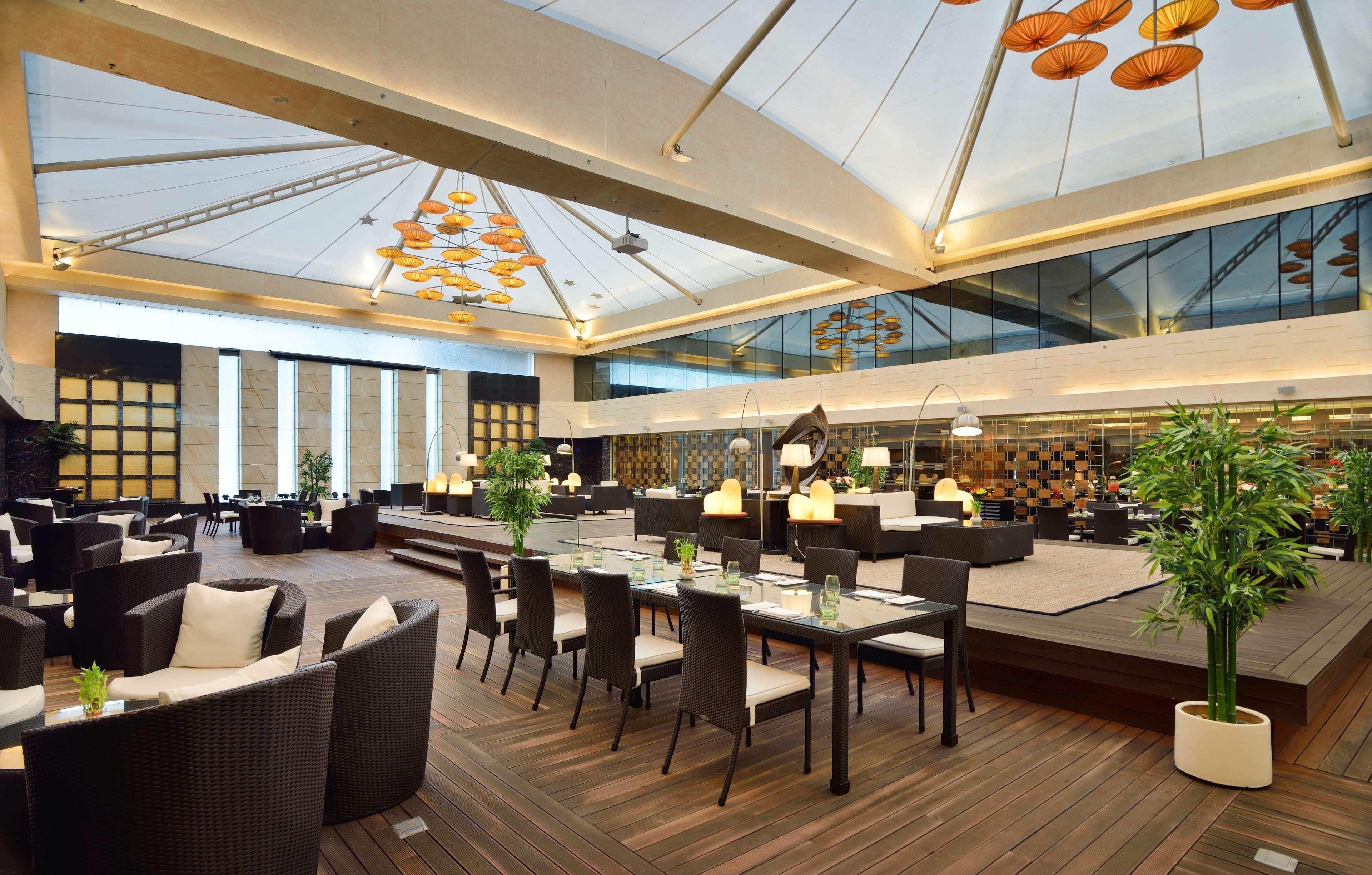 Отель Radisson Blu Kaushambi Delhi Ncr Газиабад Экстерьер фото