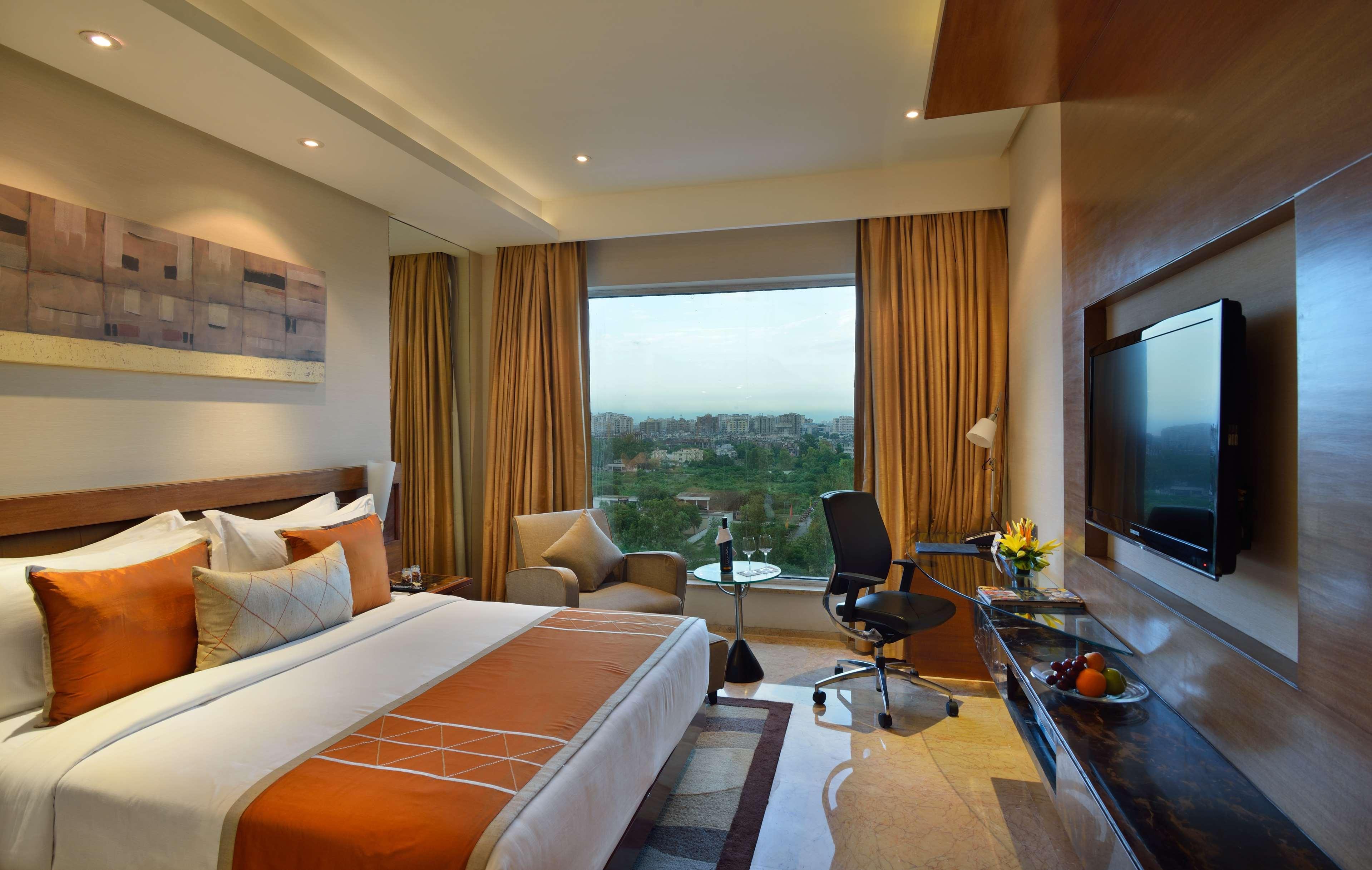 Отель Radisson Blu Kaushambi Delhi Ncr Газиабад Экстерьер фото