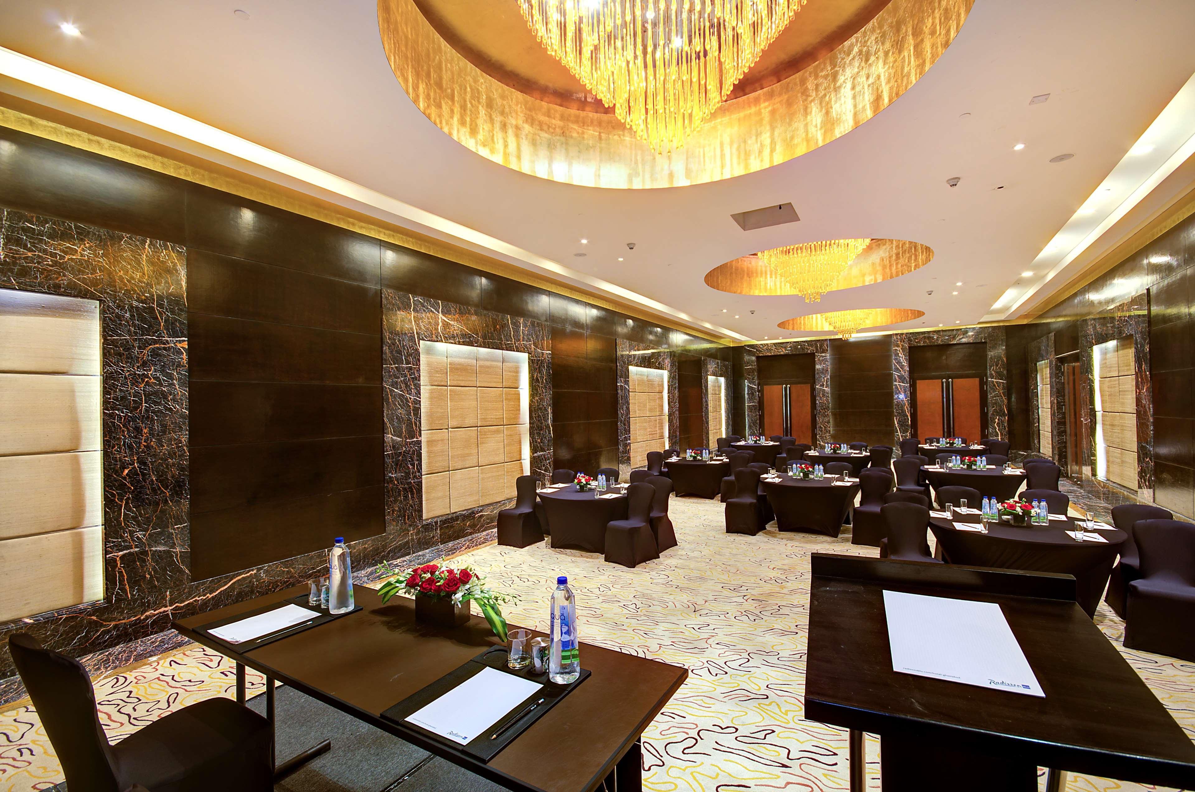 Отель Radisson Blu Kaushambi Delhi Ncr Газиабад Экстерьер фото
