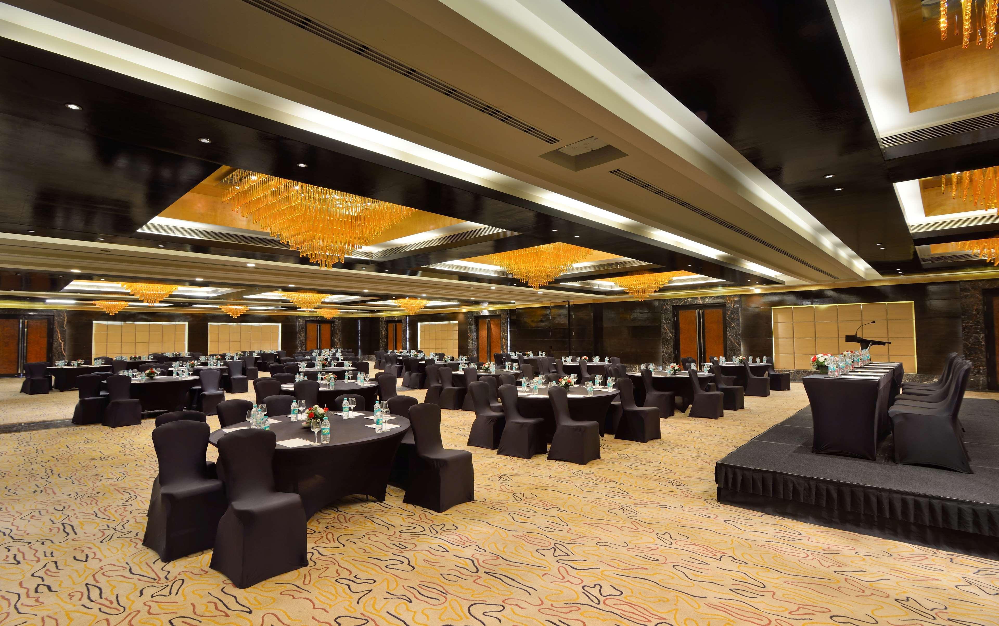 Отель Radisson Blu Kaushambi Delhi Ncr Газиабад Экстерьер фото
