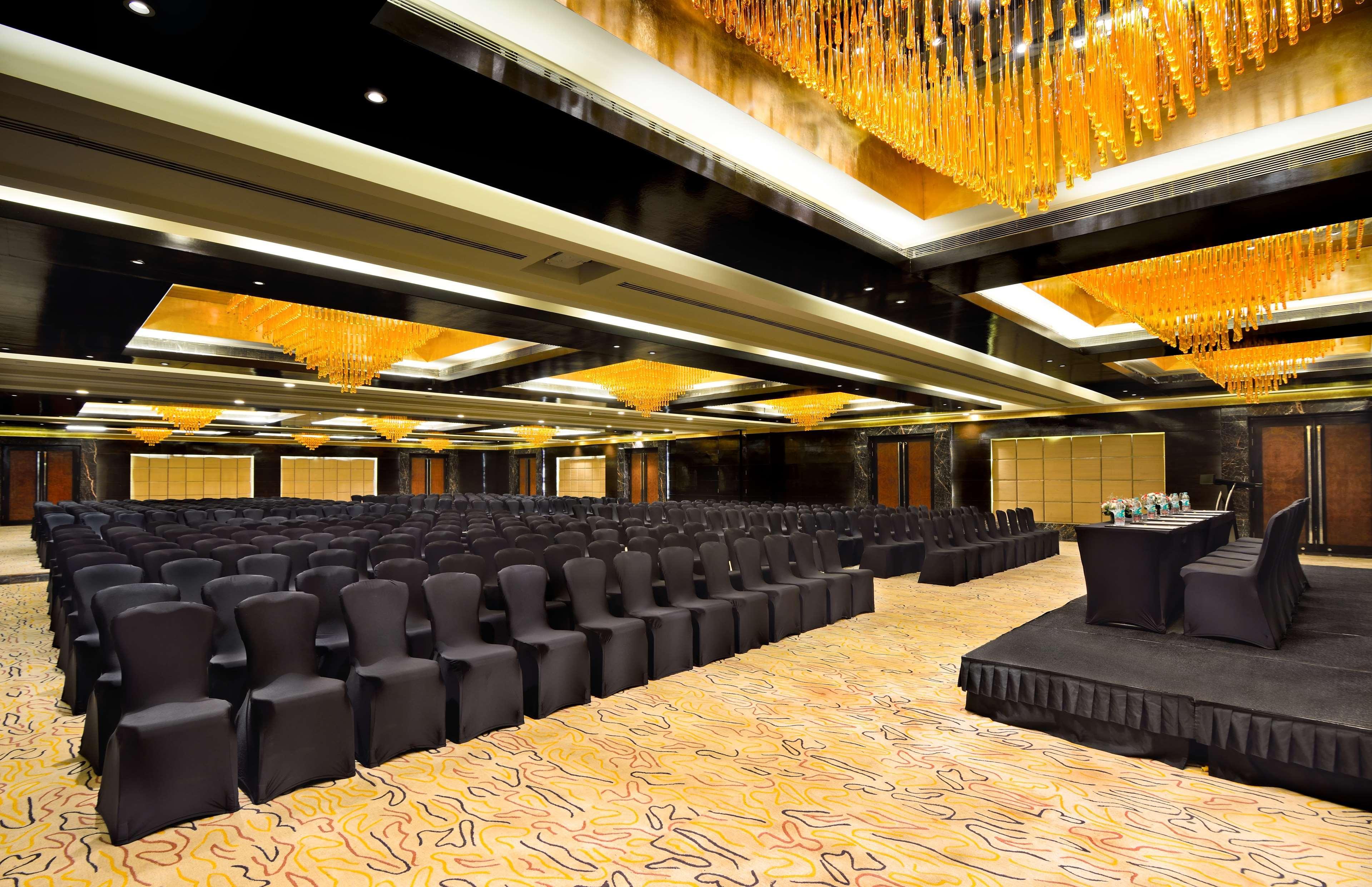 Отель Radisson Blu Kaushambi Delhi Ncr Газиабад Экстерьер фото