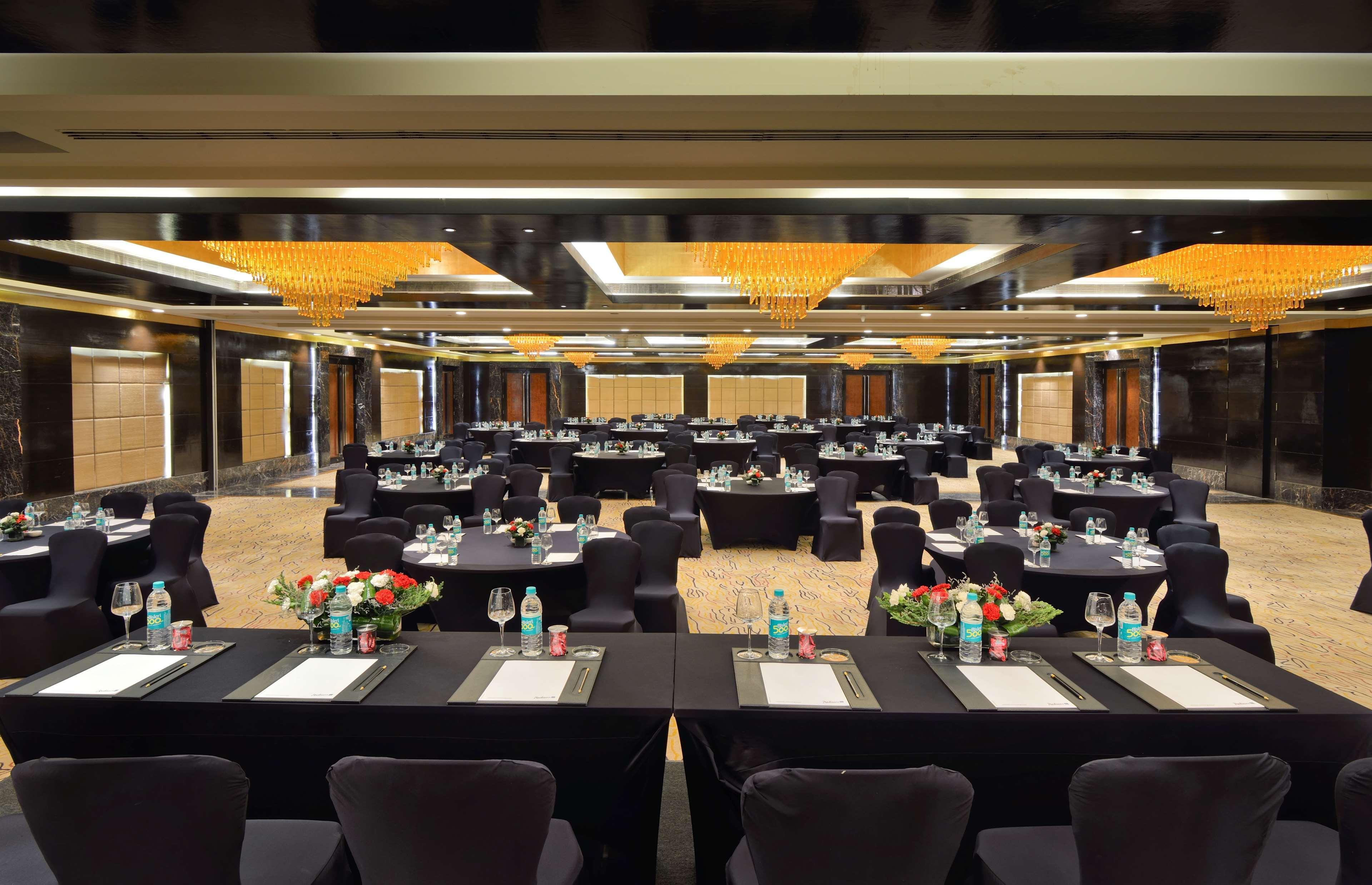 Отель Radisson Blu Kaushambi Delhi Ncr Газиабад Экстерьер фото