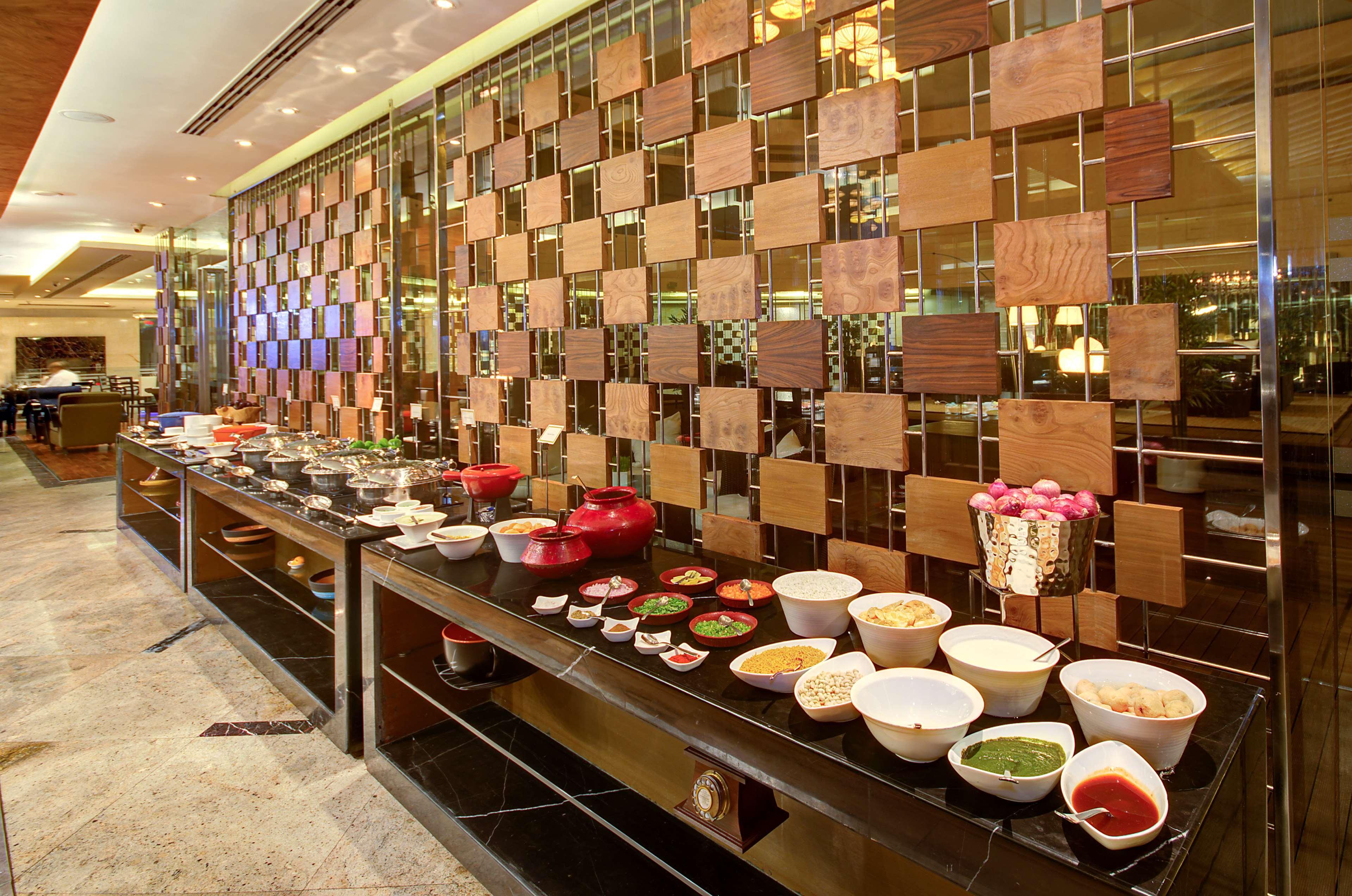 Отель Radisson Blu Kaushambi Delhi Ncr Газиабад Экстерьер фото