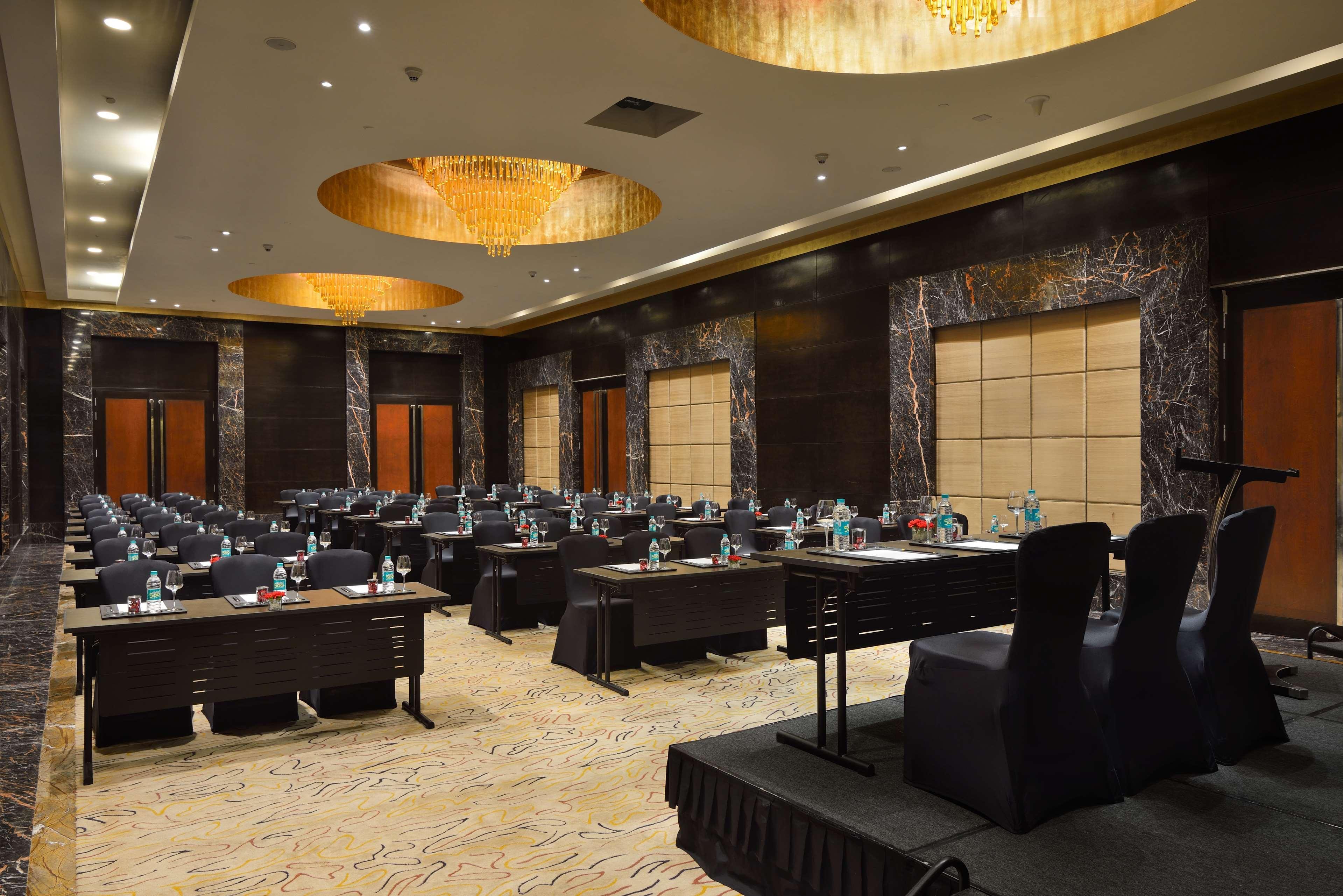 Отель Radisson Blu Kaushambi Delhi Ncr Газиабад Экстерьер фото