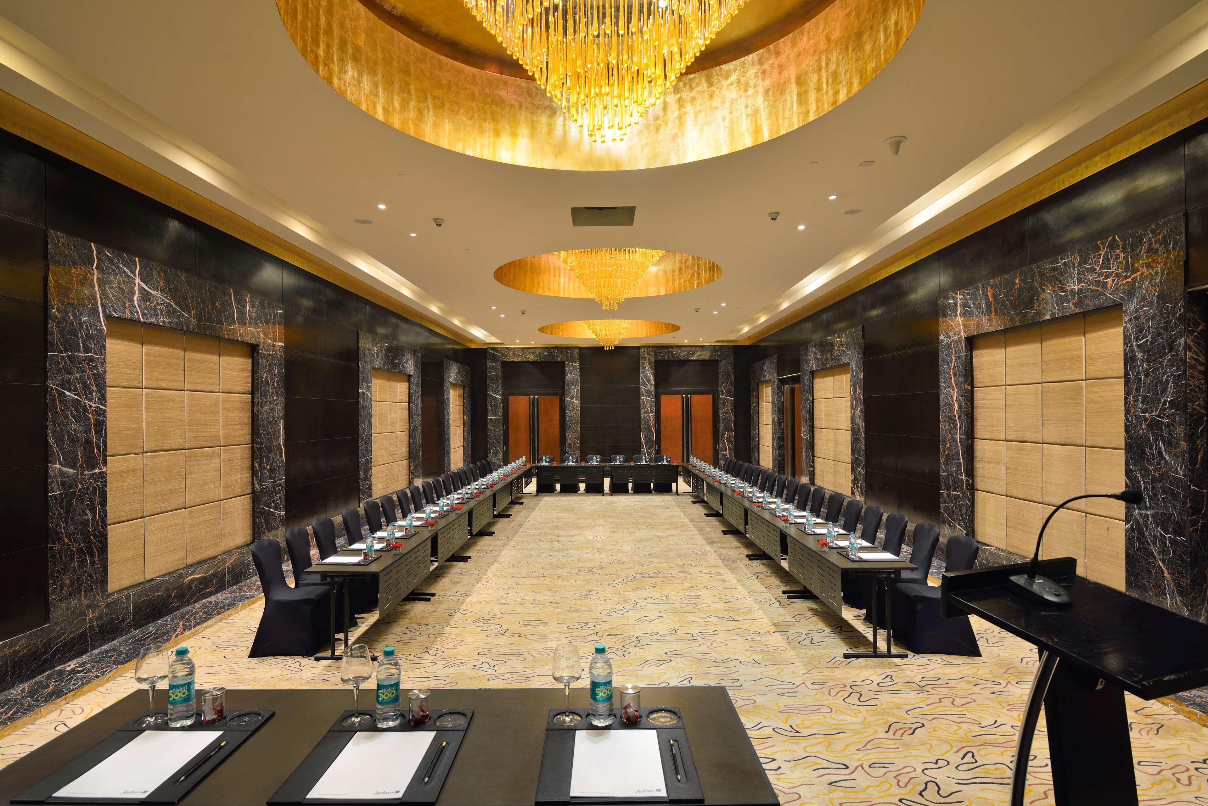 Отель Radisson Blu Kaushambi Delhi Ncr Газиабад Экстерьер фото