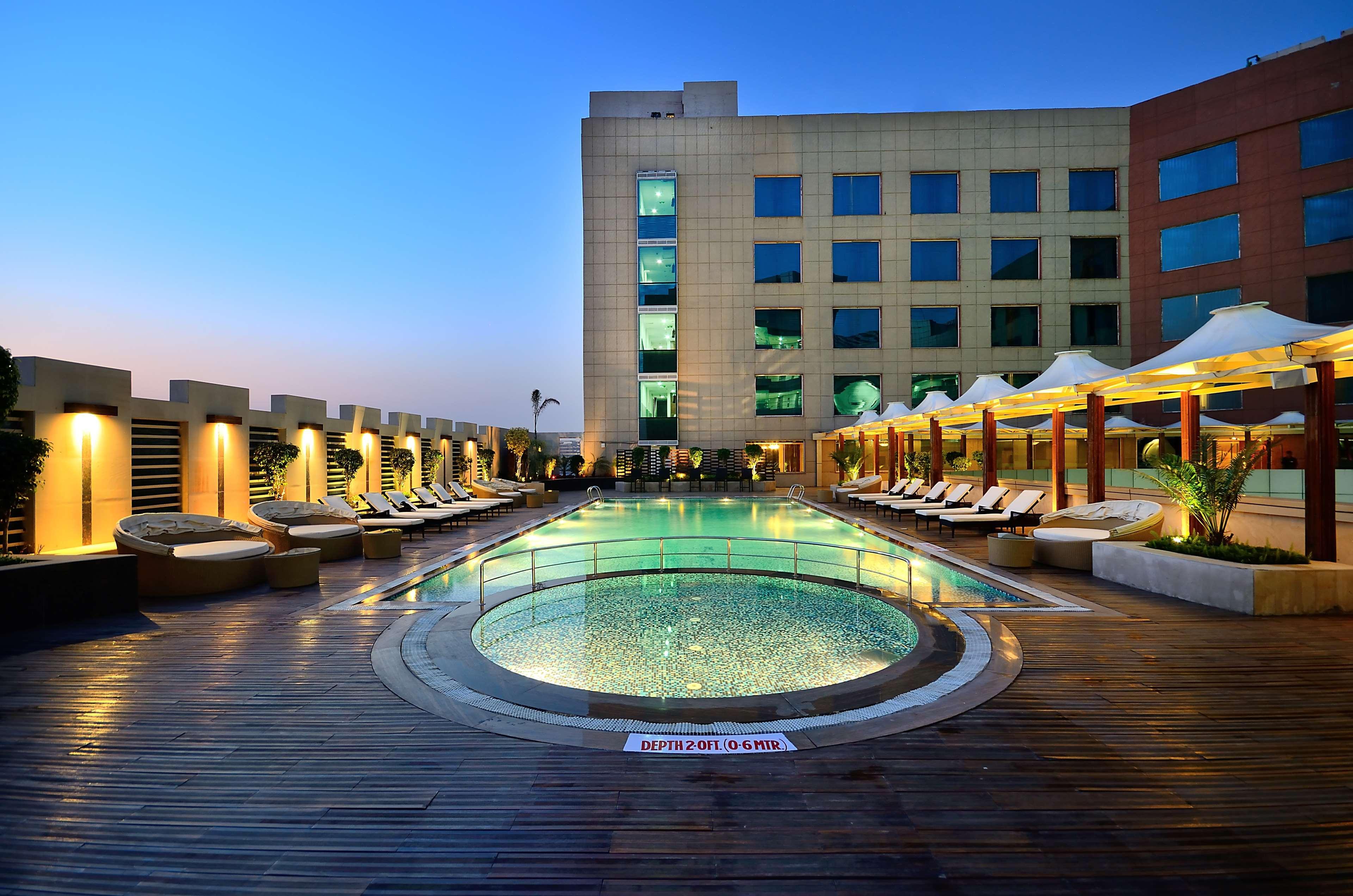 Отель Radisson Blu Kaushambi Delhi Ncr Газиабад Экстерьер фото