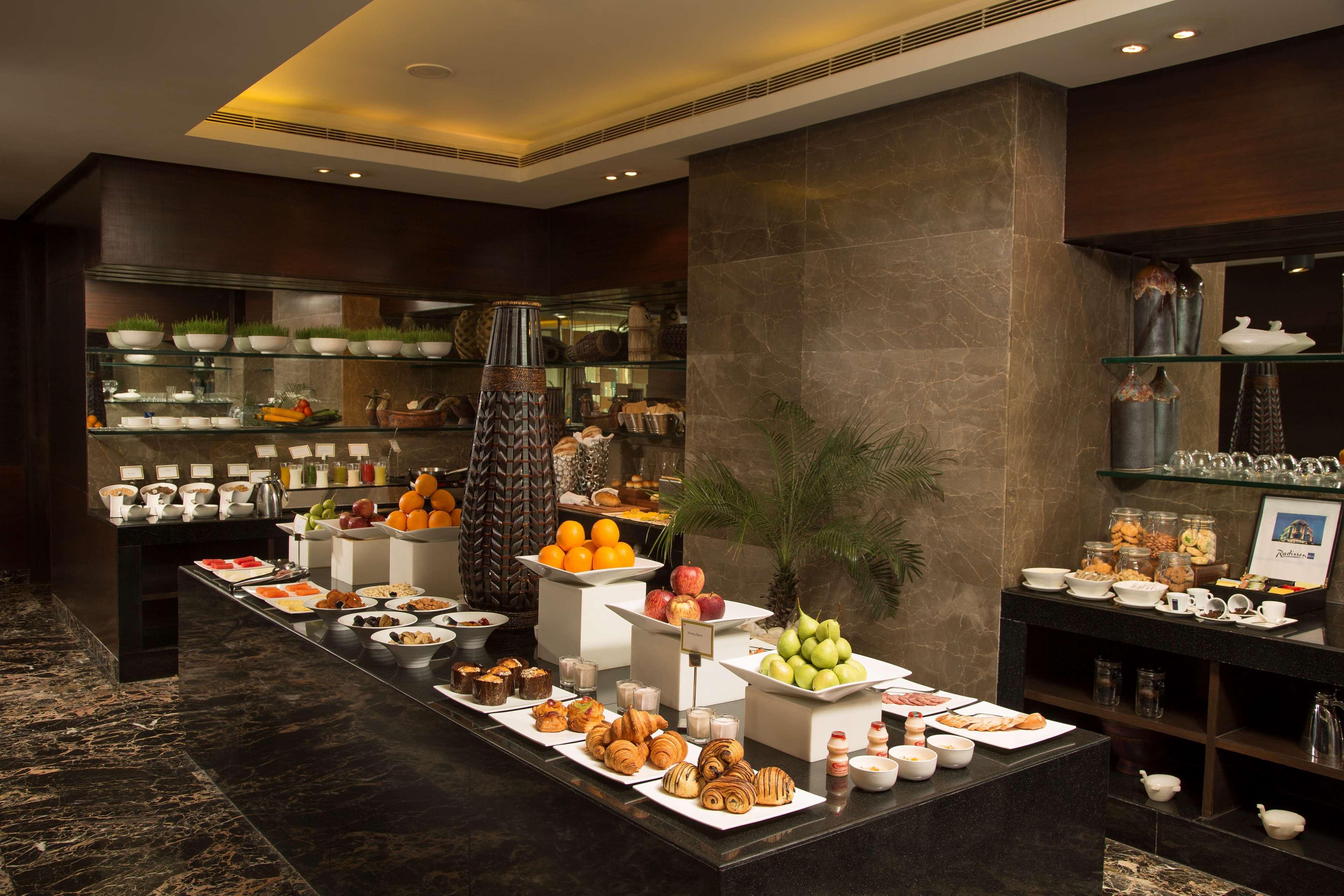 Отель Radisson Blu Kaushambi Delhi Ncr Газиабад Экстерьер фото