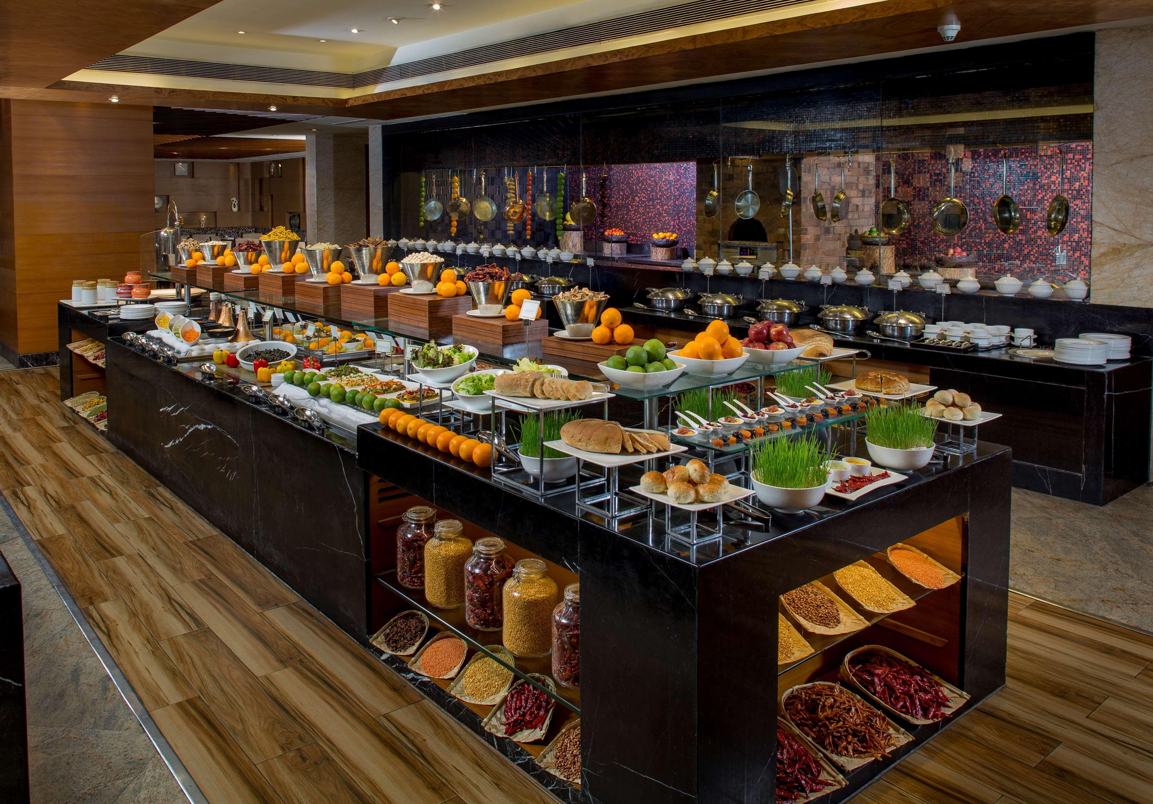 Отель Radisson Blu Kaushambi Delhi Ncr Газиабад Экстерьер фото