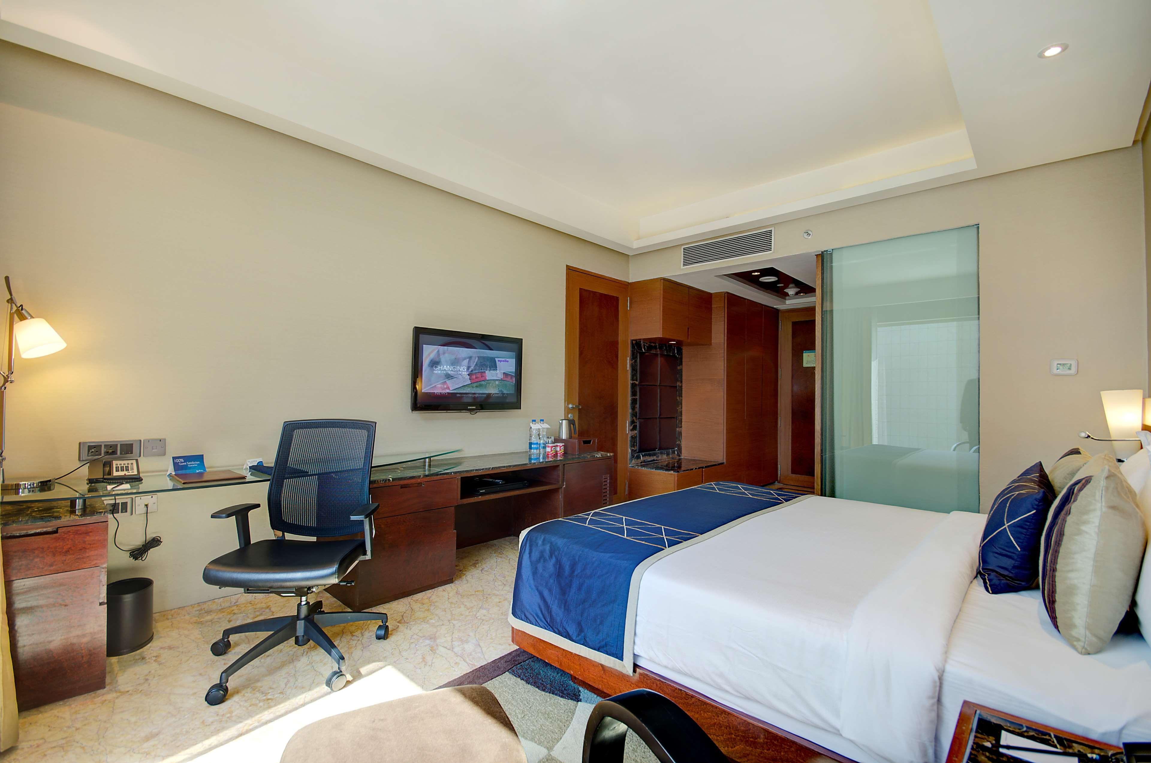 Отель Radisson Blu Kaushambi Delhi Ncr Газиабад Экстерьер фото