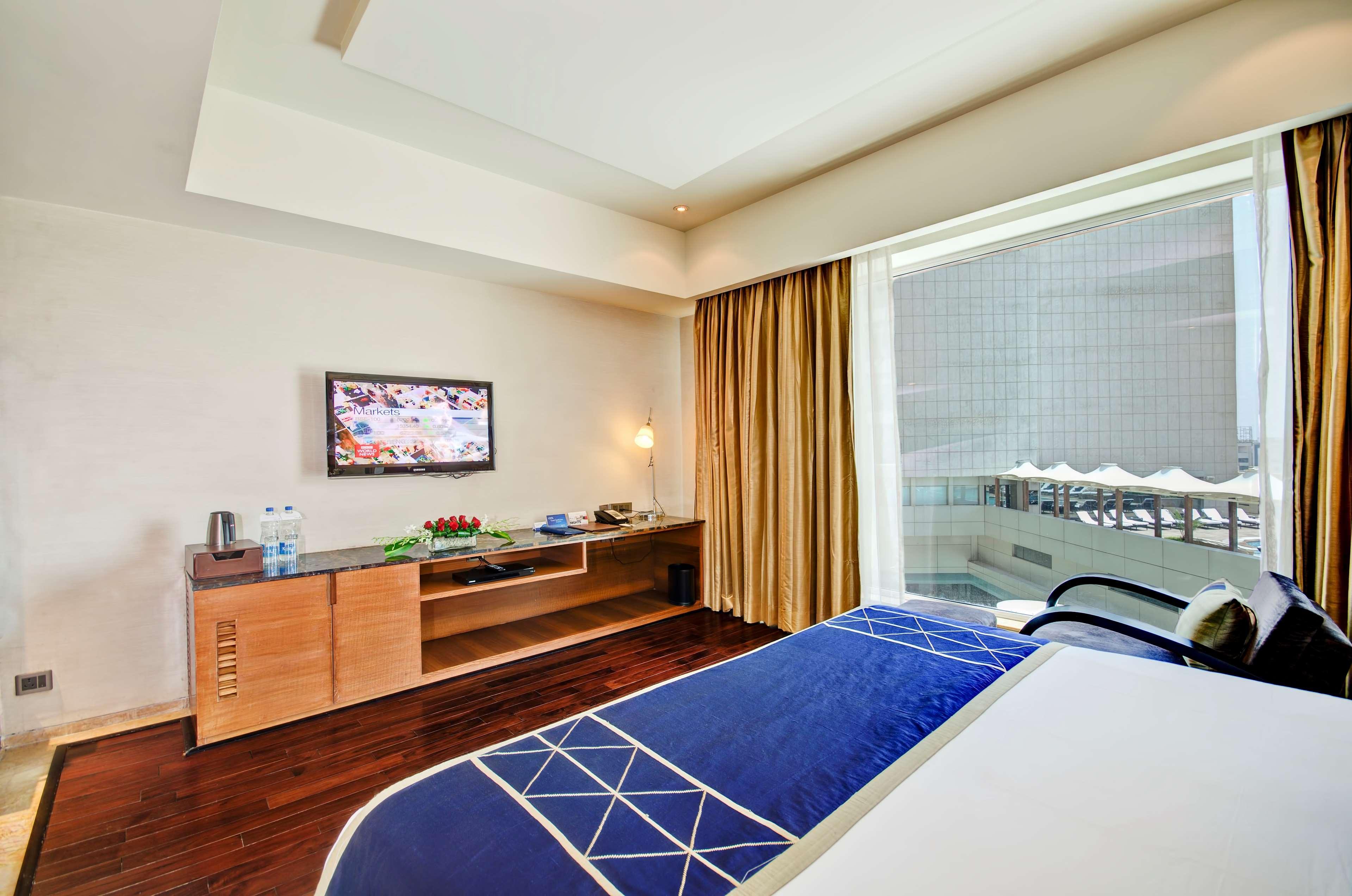 Отель Radisson Blu Kaushambi Delhi Ncr Газиабад Экстерьер фото