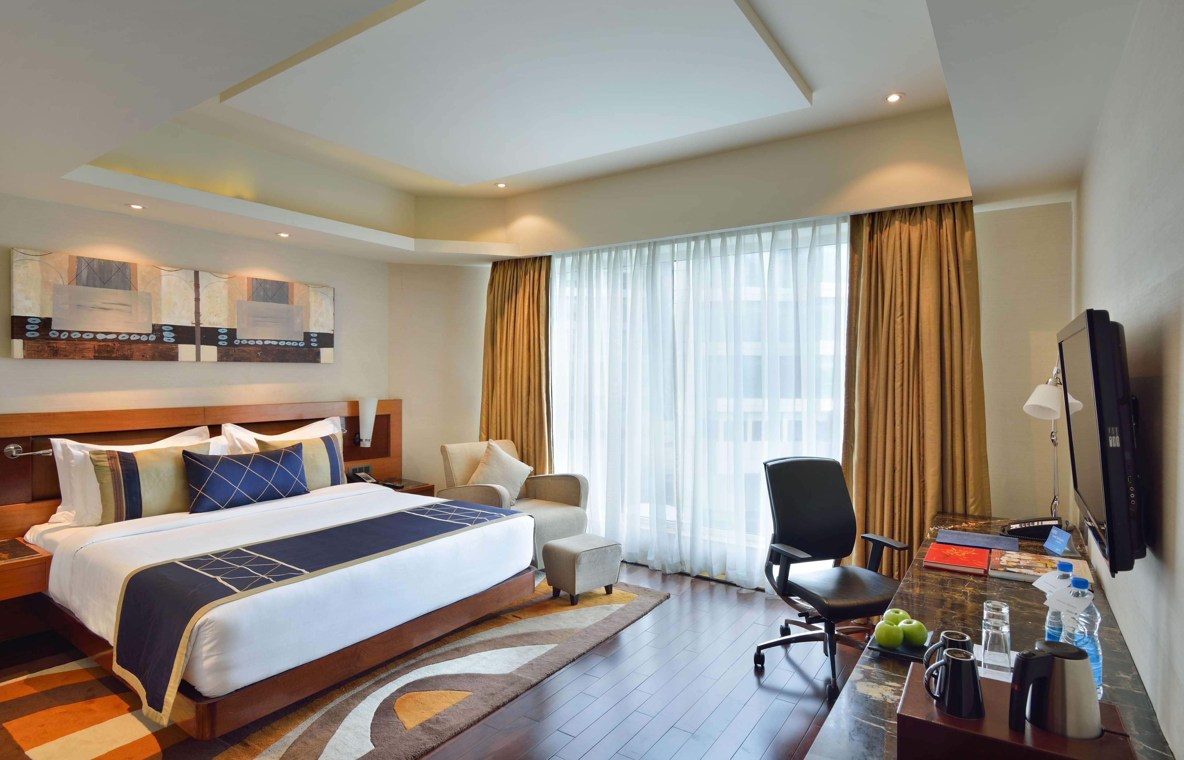 Отель Radisson Blu Kaushambi Delhi Ncr Газиабад Экстерьер фото