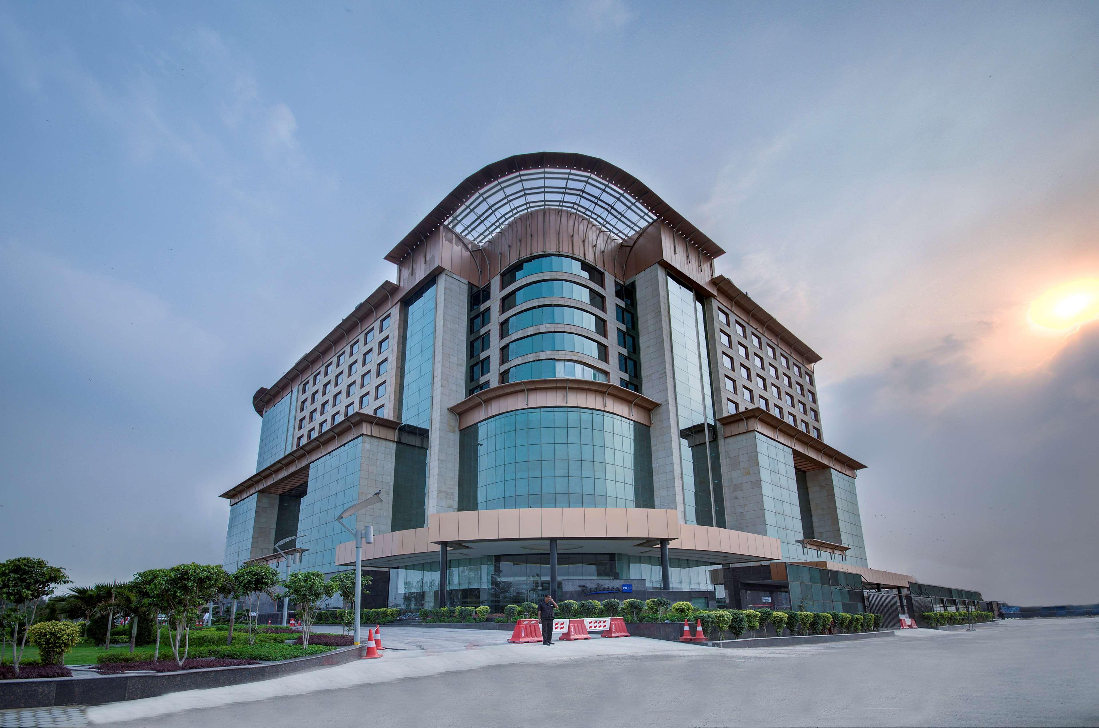 Отель Radisson Blu Kaushambi Delhi Ncr Газиабад Экстерьер фото
