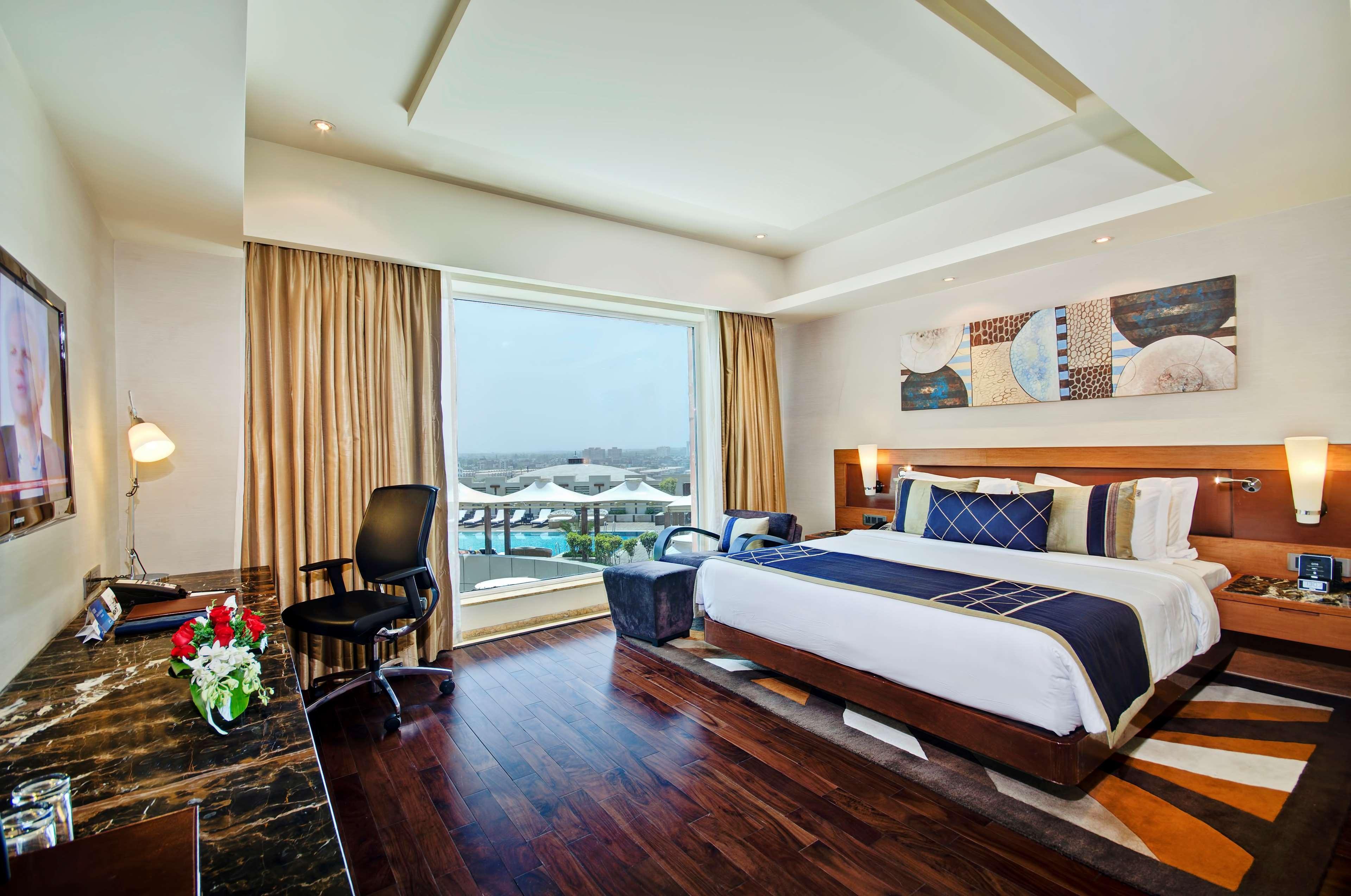 Отель Radisson Blu Kaushambi Delhi Ncr Газиабад Экстерьер фото