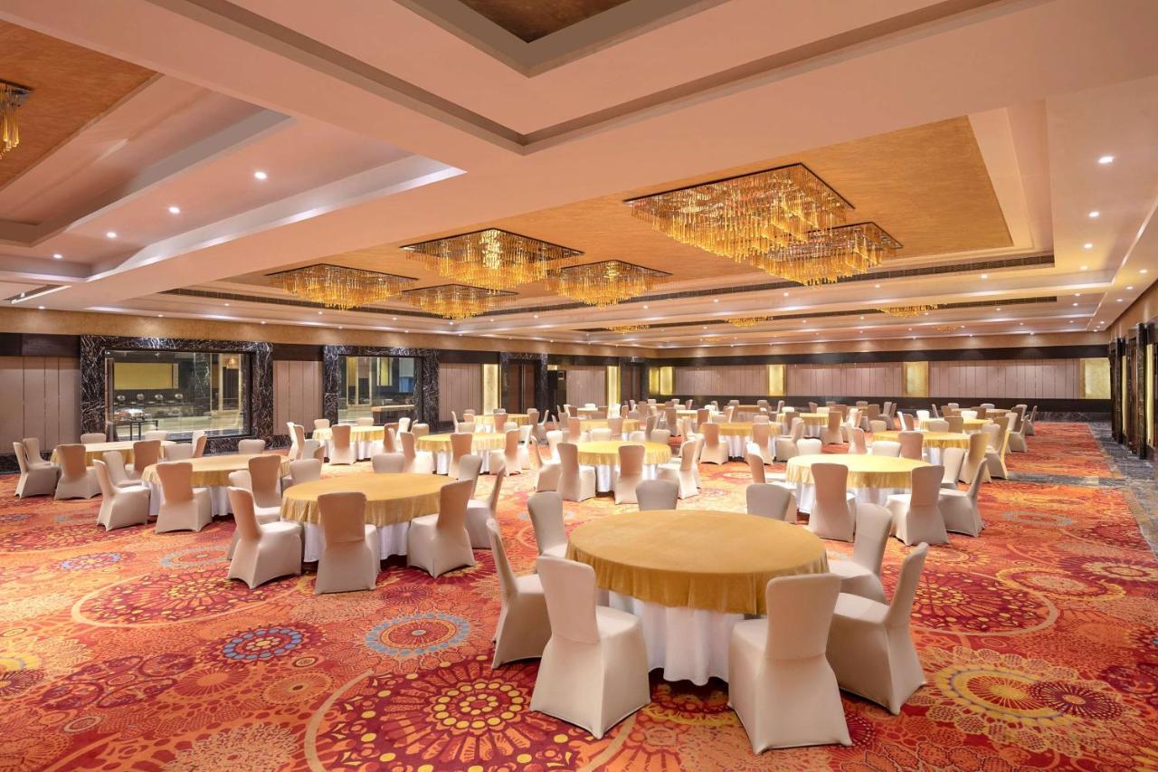 Отель Radisson Blu Kaushambi Delhi Ncr Газиабад Экстерьер фото