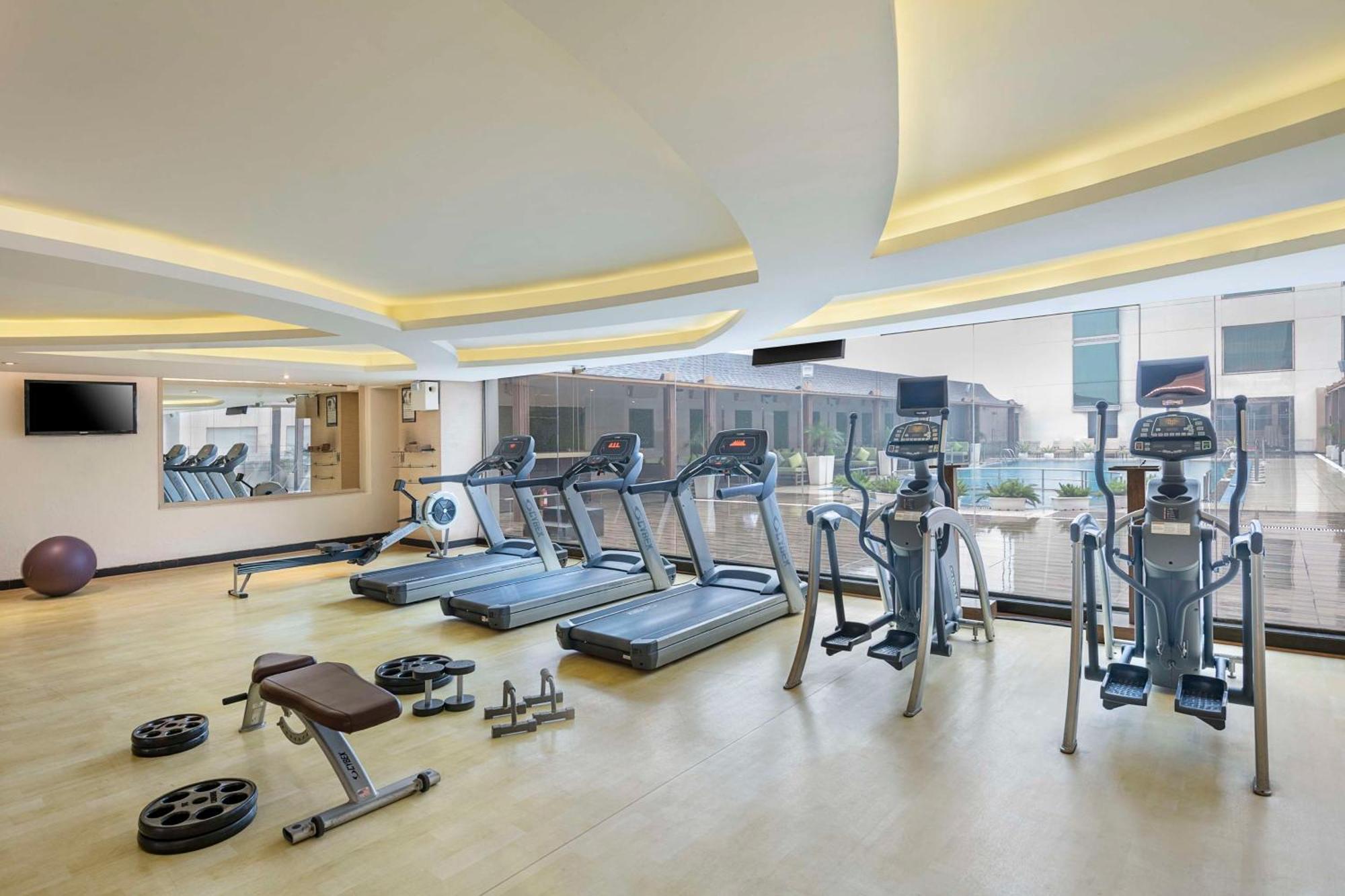 Отель Radisson Blu Kaushambi Delhi Ncr Газиабад Экстерьер фото