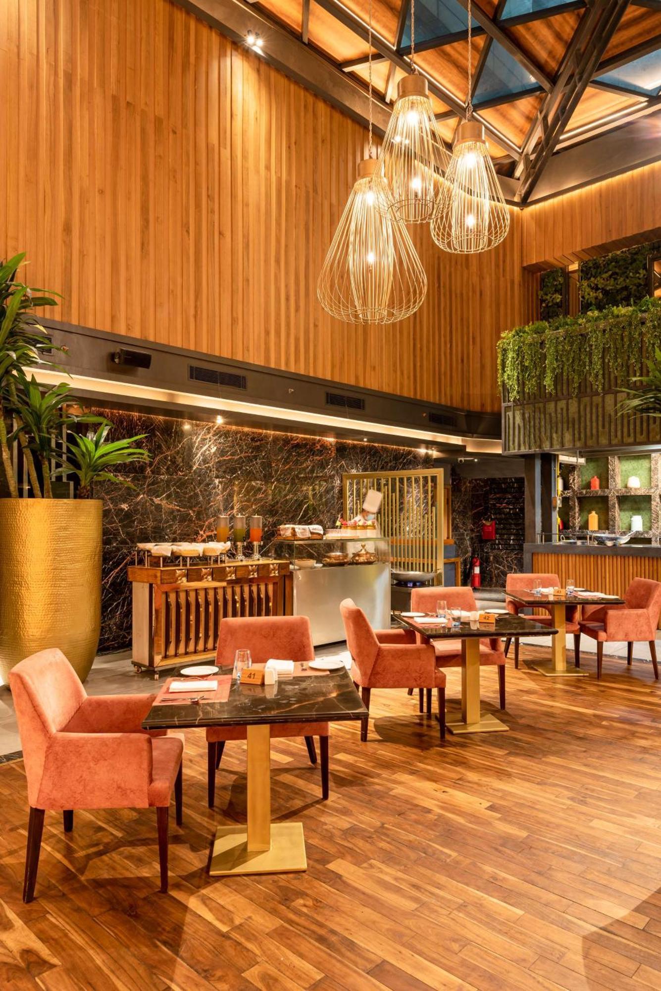 Отель Radisson Blu Kaushambi Delhi Ncr Газиабад Экстерьер фото