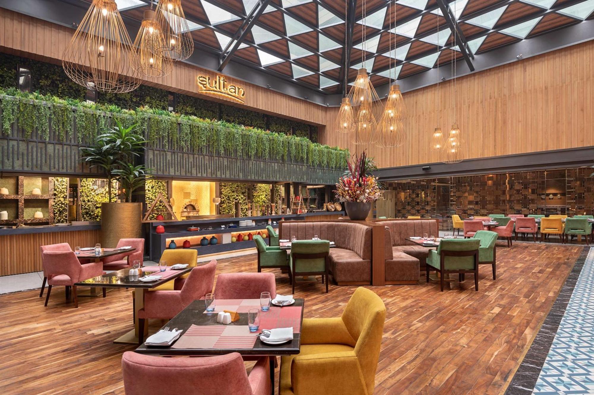 Отель Radisson Blu Kaushambi Delhi Ncr Газиабад Экстерьер фото