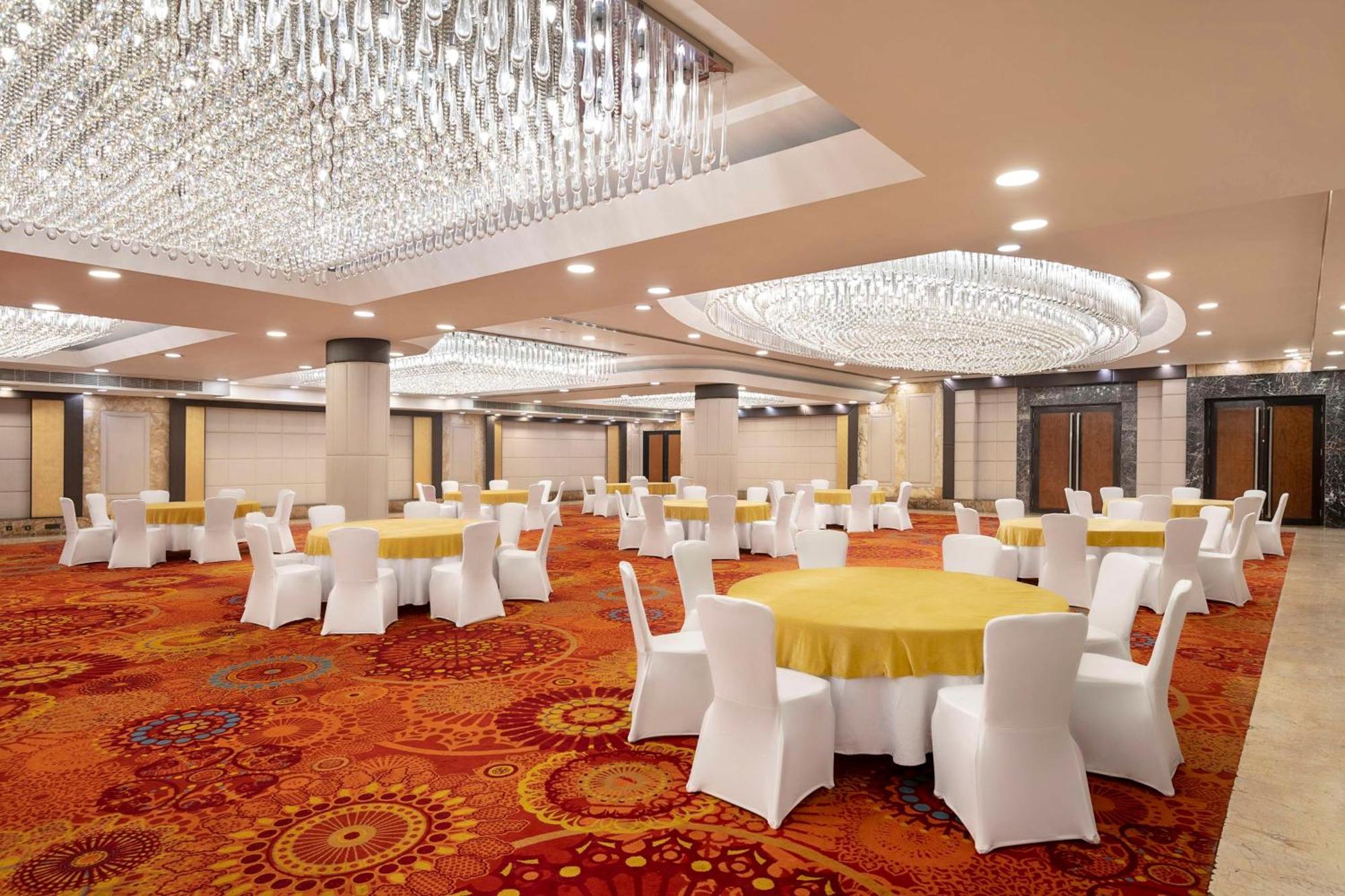 Отель Radisson Blu Kaushambi Delhi Ncr Газиабад Экстерьер фото