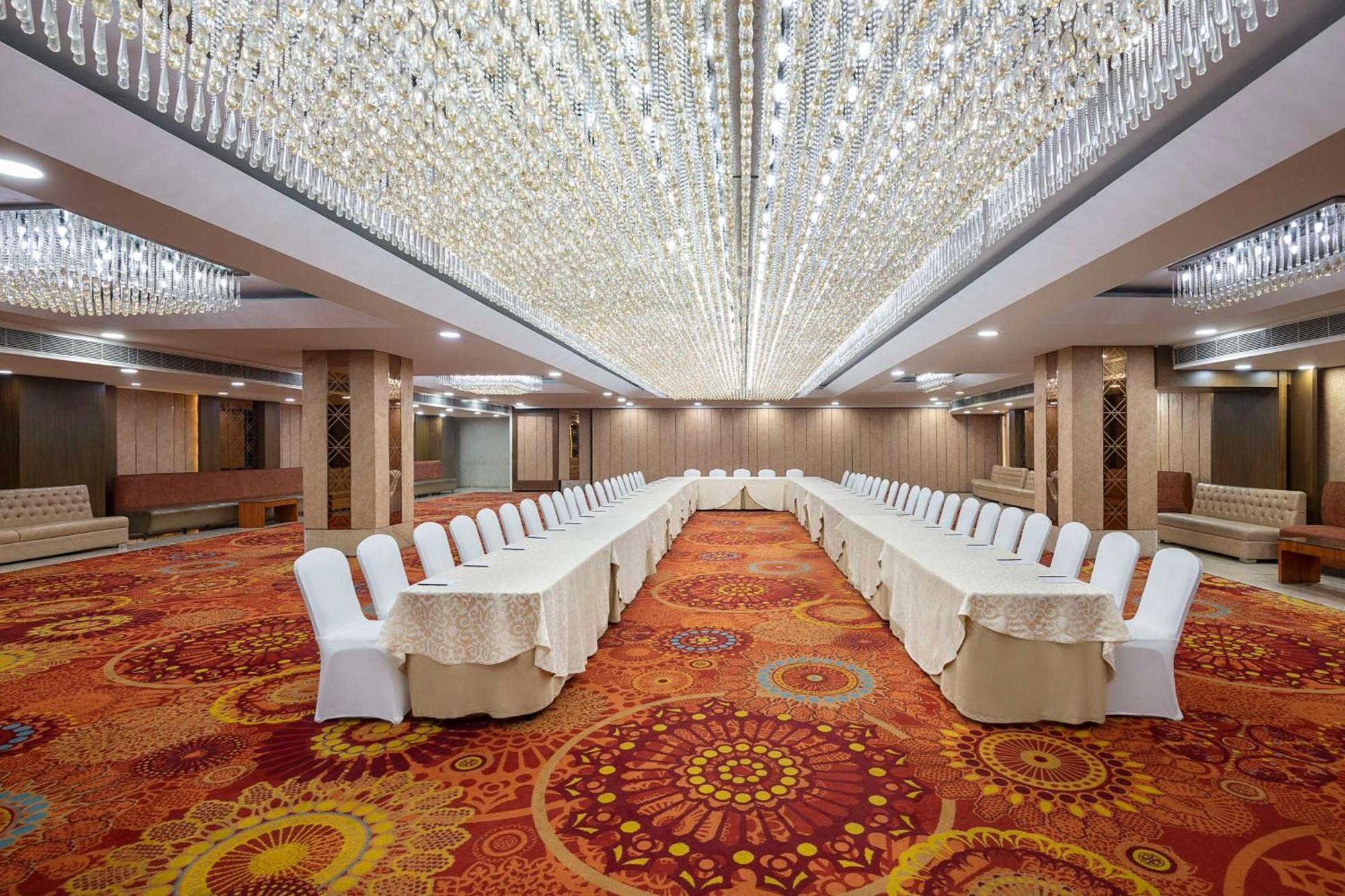 Отель Radisson Blu Kaushambi Delhi Ncr Газиабад Экстерьер фото