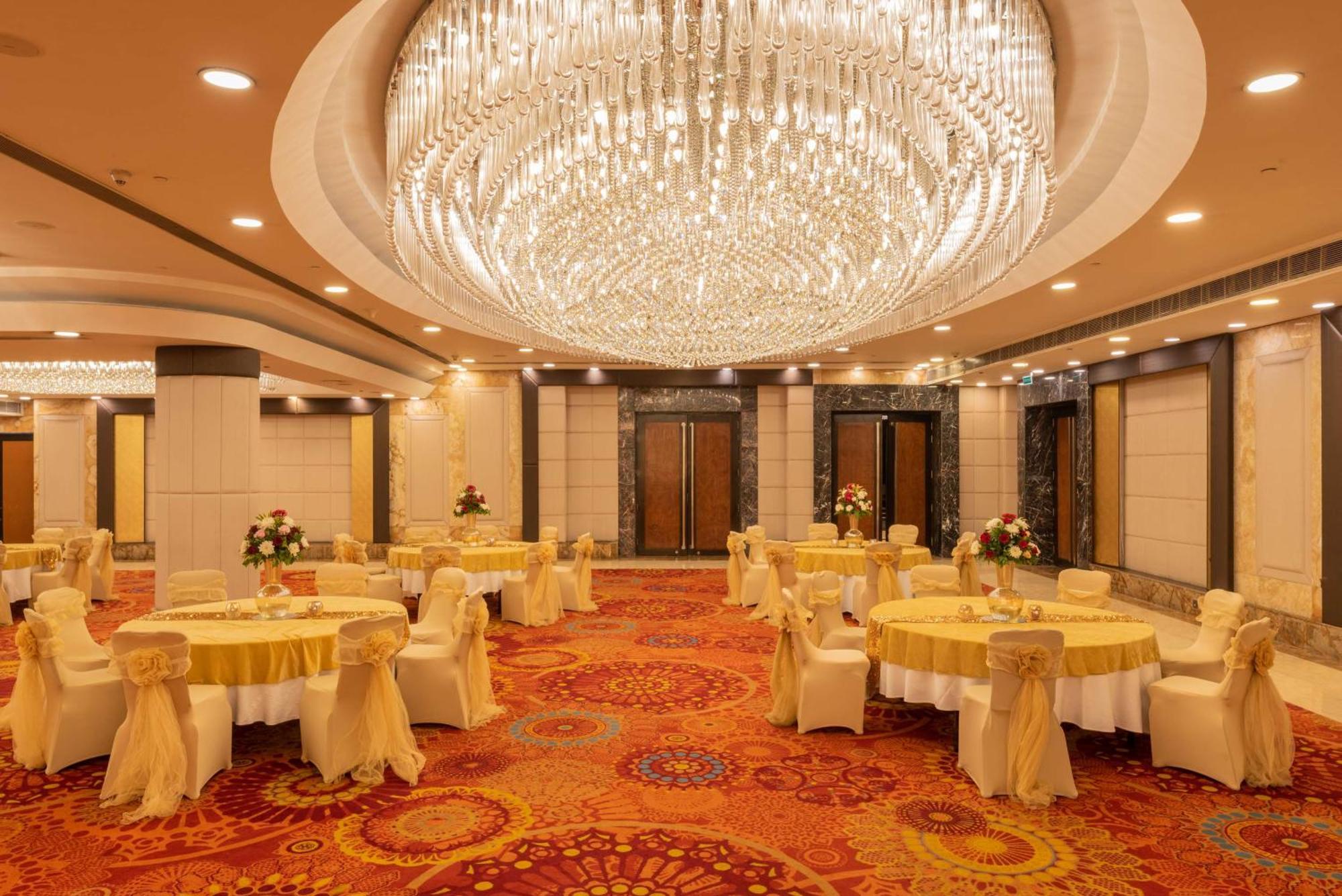 Отель Radisson Blu Kaushambi Delhi Ncr Газиабад Экстерьер фото