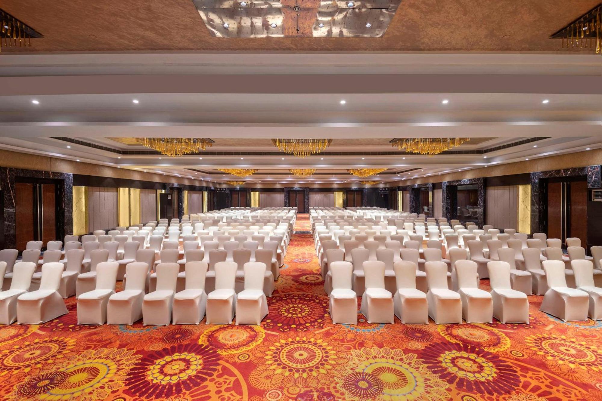 Отель Radisson Blu Kaushambi Delhi Ncr Газиабад Экстерьер фото